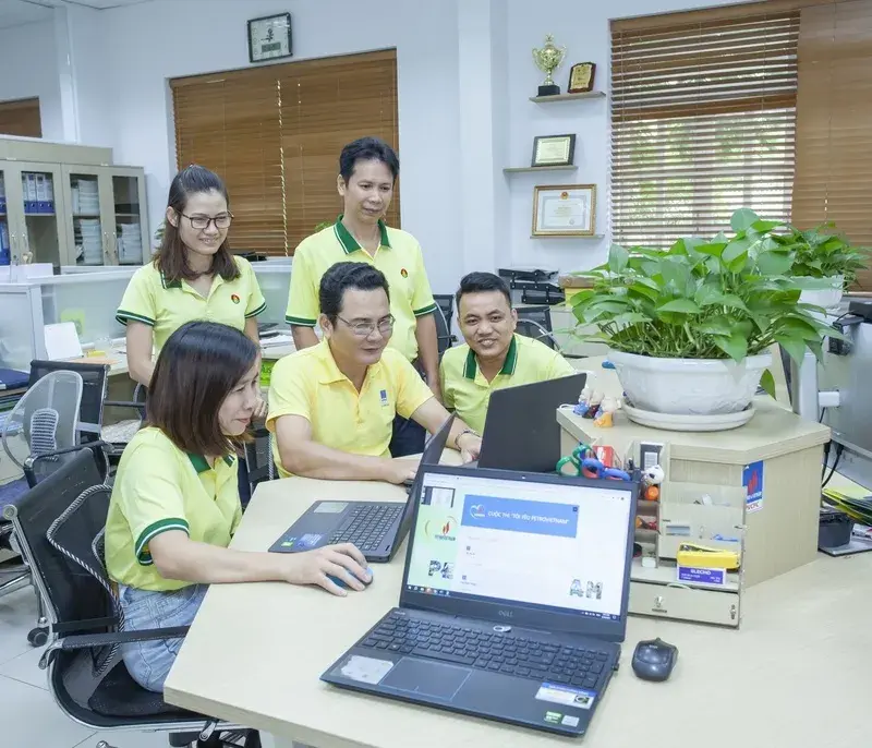 Nét mới đáng chú ý của Tháng Công nhân 2026 là chăm lo không chỉ dừng ở việc hỗ trợ, sẻ chia trước mắt, mà còn hướng tới bồi dưỡng kỹ năng, nâng cao năng lực, tạo điều kiện để người lao động phát triển nghề nghiệp bền vững hơn. Ảnh: Petrovietnam