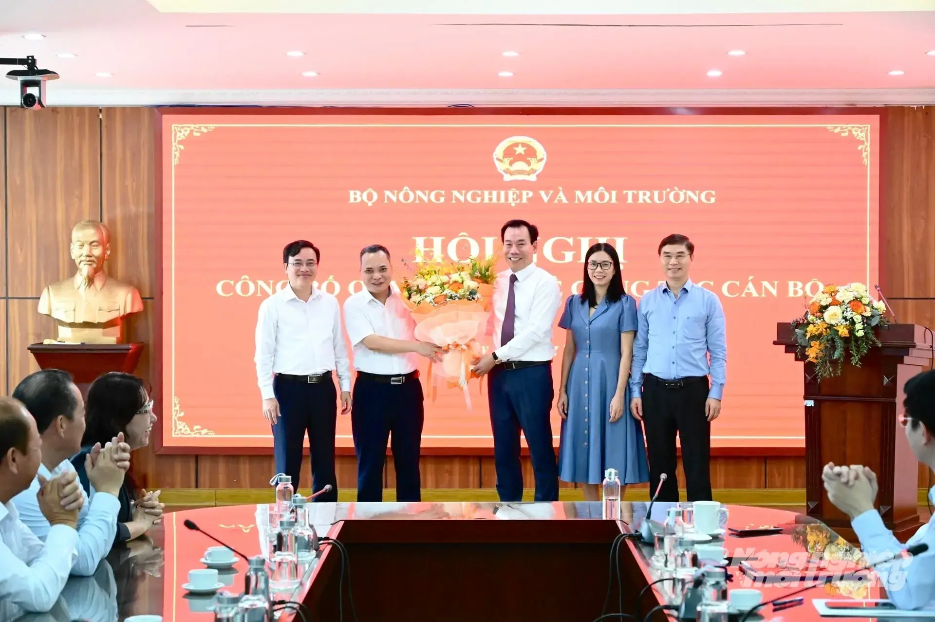 Tập thể lãnh đạo Cục Trồng trọt và Bảo vệ thực vật tặng hoa chúc mừng tân Cục trưởng Dương Đức Huy. Ảnh: Kiều Chi.
