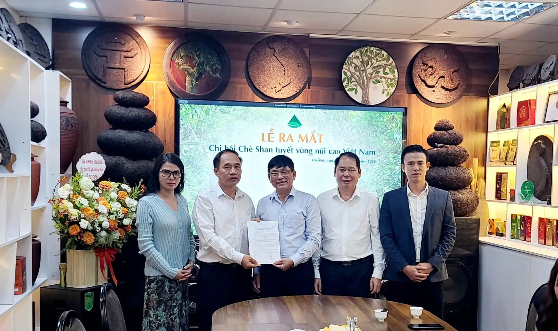 Ban Chấp h&agrave;nh l&acirc;m thời Chi hội Ch&egrave; Shan Tuyết v&ugrave;ng n&uacute;i cao Việt Nam ra mắt, thể hiện quyết t&acirc;m tăng cường li&ecirc;n kết v&agrave; n&acirc;ng cao gi&aacute; trị ch&egrave; Shan tuyết.