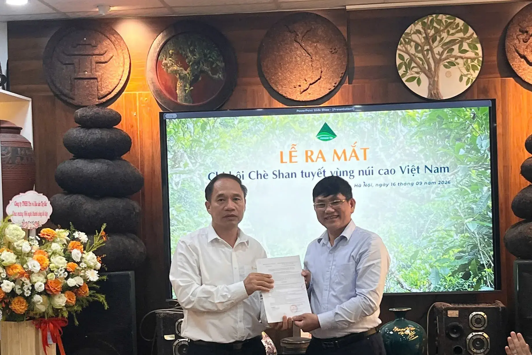 &Ocirc;ng Ho&agrave;ng Vĩnh Long, Chủ tịch Hiệp hội Ch&egrave; Việt Nam, trao Quyết định th&agrave;nh lập Chi hội Ch&egrave; Shan Tuyết v&ugrave;ng n&uacute;i cao Việt Nam cho Ban l&atilde;nh đạo Chi hội.