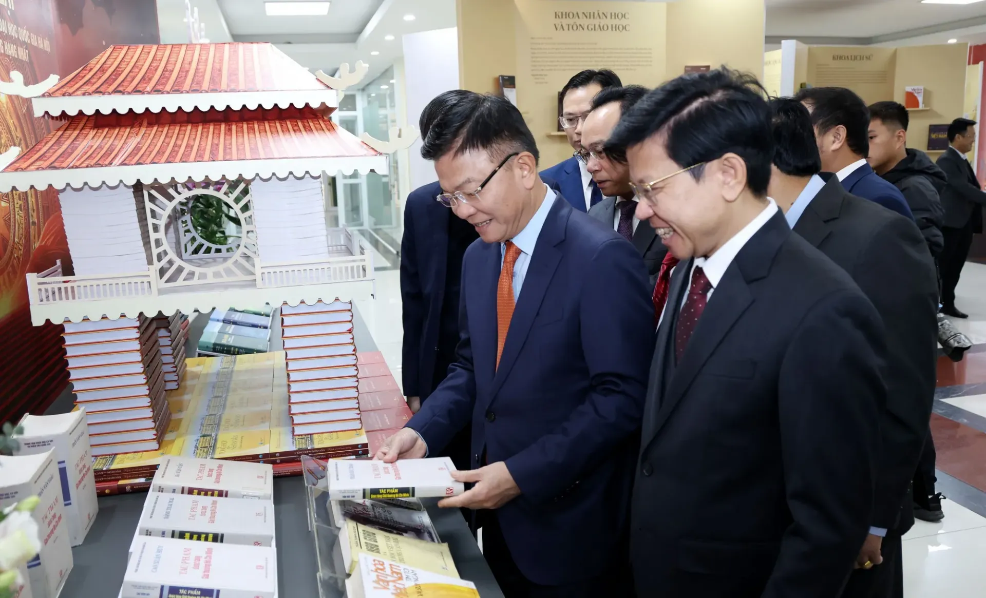 Khẳng định vai trò tiên phong, xứng đáng trung tâm nghiên cứu hàng đầu cả nước về khoa học xã hội và nhân văn- Ảnh 7.