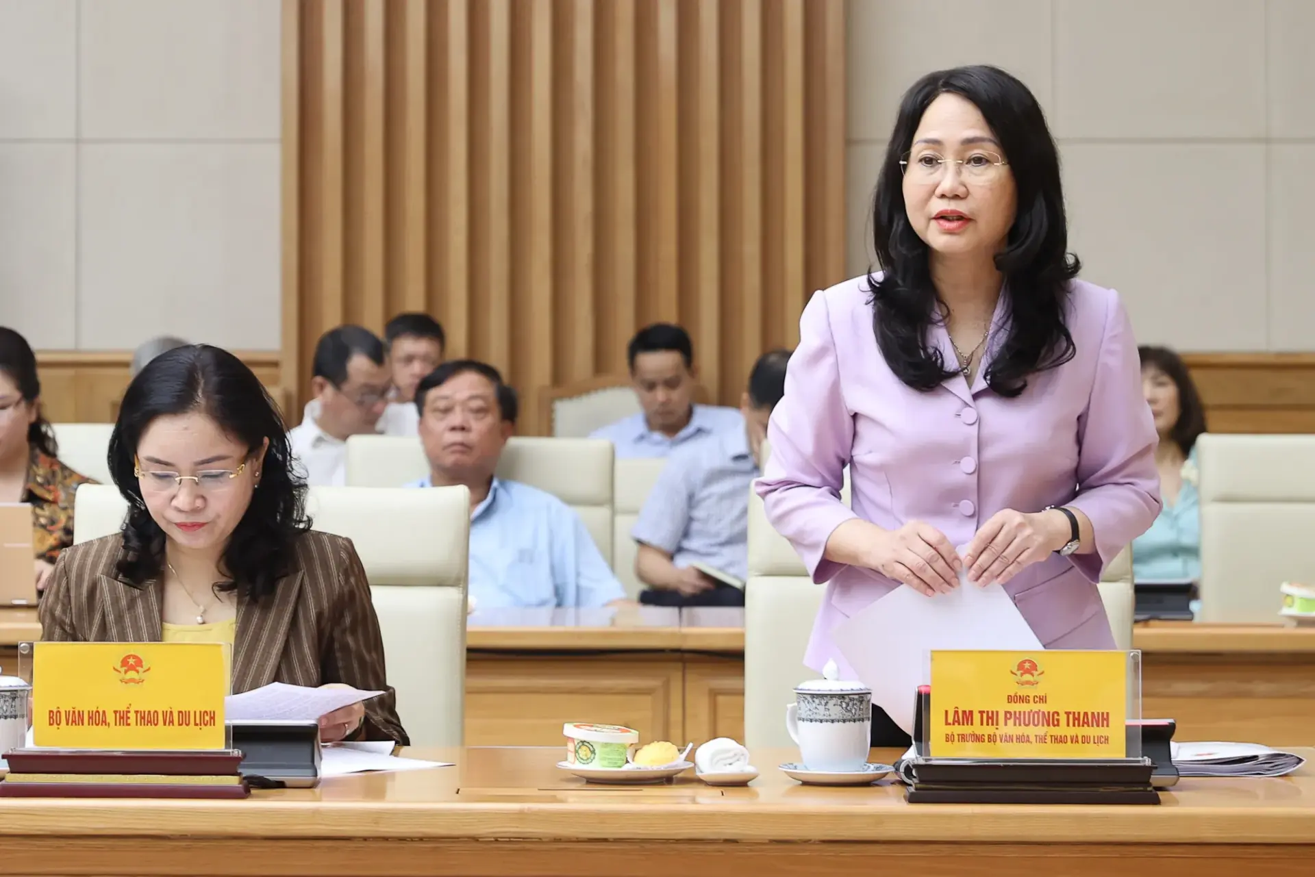 Bộ trưởng Bộ Văn hóa, Thể thao và Du lịch Lâm Thị Phương Thanh báo cáo tại cuộc họp. (Ảnh: VGP)