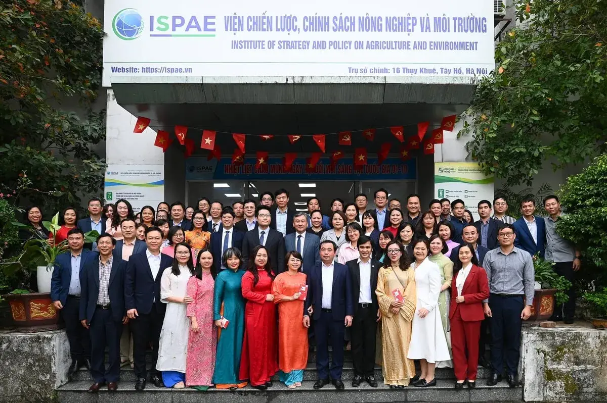 Bộ trưởng Trần Đức Thắng và lãnh đạo một số đơn vị của Bộ Nông nghiệp và Môi trường chụp ảnh lưu niệm cùng tập thể ISPAE. Ảnh: Tùng Đinh.