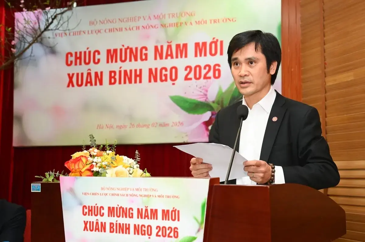 TS. Trần Công Thắng, Viện trưởng Viện Chính sách, Chiến lược Nông nghiệp và Môi trường báo cáo kết quả hoạt động với Bộ trưởng. Ảnh: Tùng Đinh.