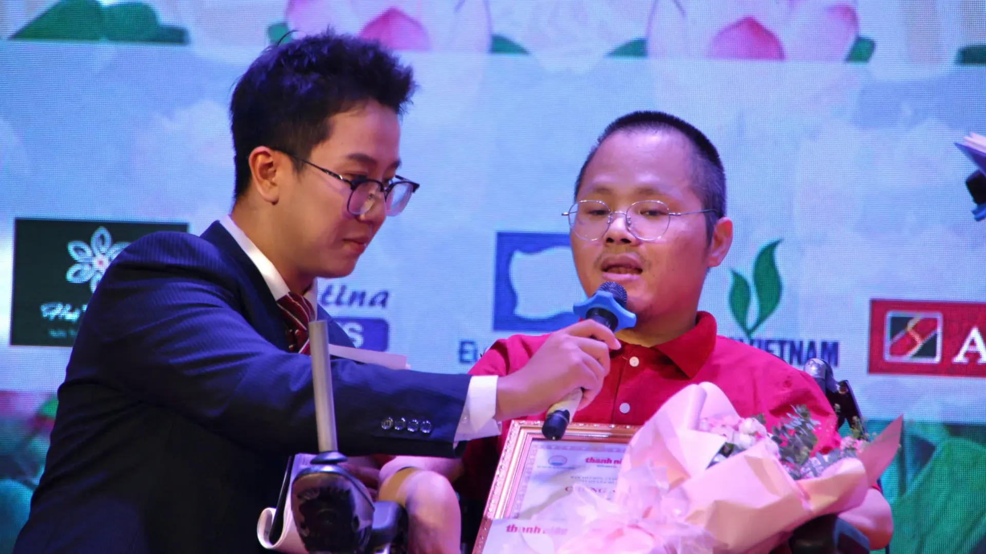 Lễ tổng kết, trao giải cuộc thi viết 'Vượt lên số phận' lần VIII- Ảnh 19. Lễ tổng kết, trao giải cuộc thi viết 'Vượt lên số phận' lần VIII- Ảnh 19.