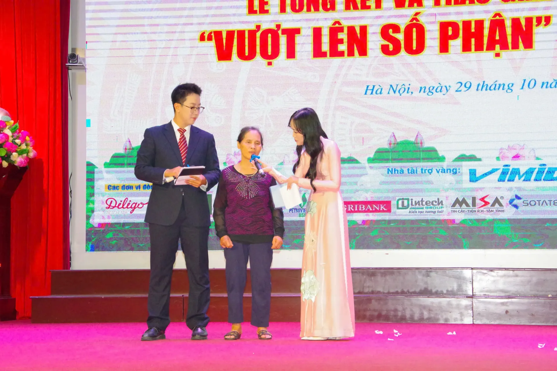 Lễ tổng kết, trao giải cuộc thi viết 'Vượt lên số phận' lần VIII- Ảnh 17. Lễ tổng kết, trao giải cuộc thi viết 'Vượt lên số phận' lần VIII- Ảnh 17.