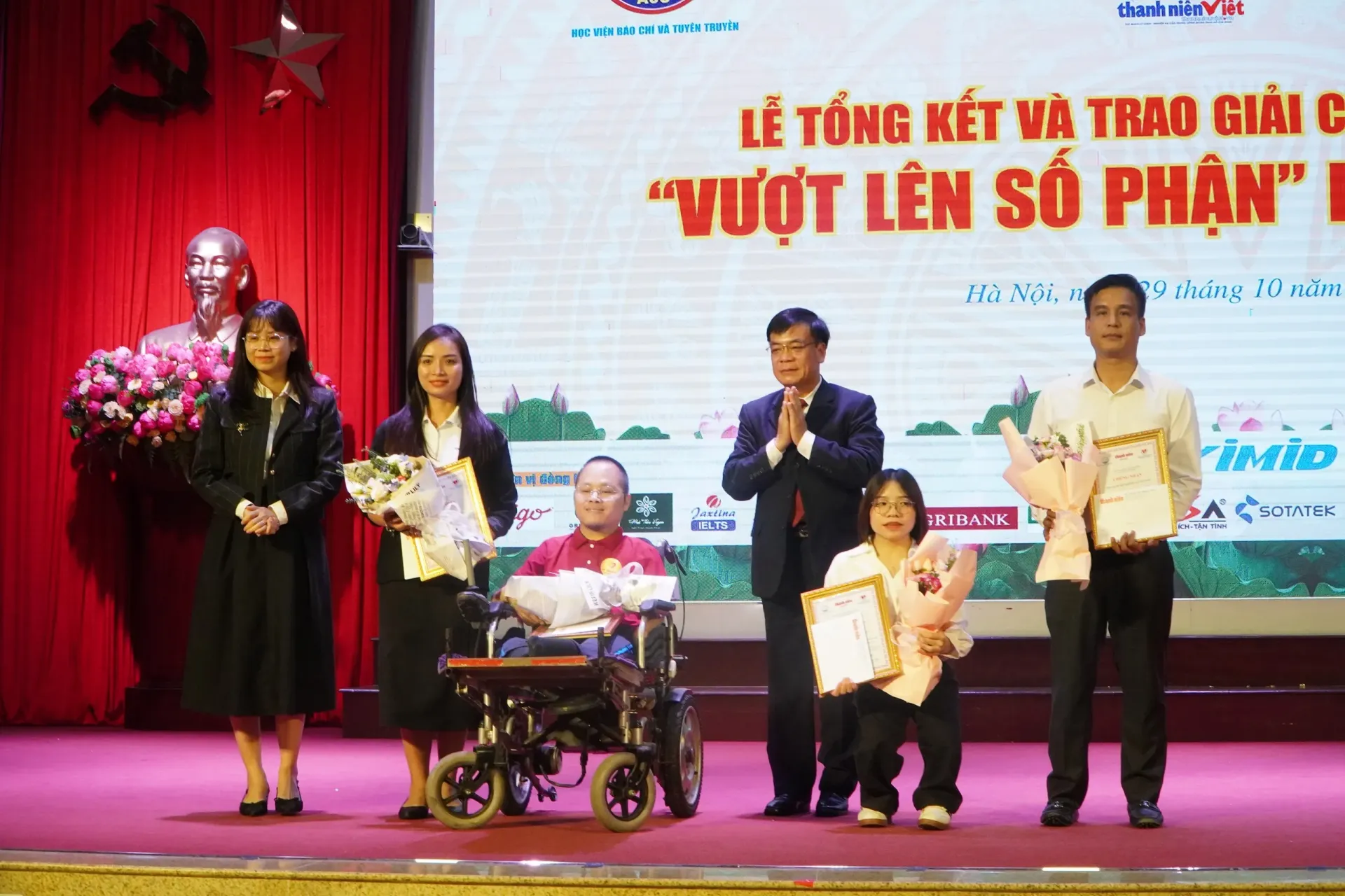 Lễ tổng kết, trao giải cuộc thi viết 'Vượt lên số phận' lần VIII- Ảnh 6. Lễ tổng kết, trao giải cuộc thi viết 'Vượt lên số phận' lần VIII- Ảnh 6.