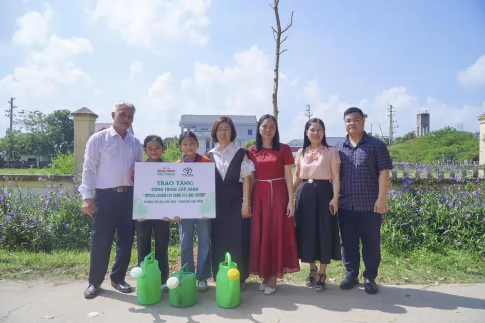 Tạp chí Nông nghiệp và Môi trường cùng Toyota Việt Nam xanh hóa học đường tại Thanh Hóa