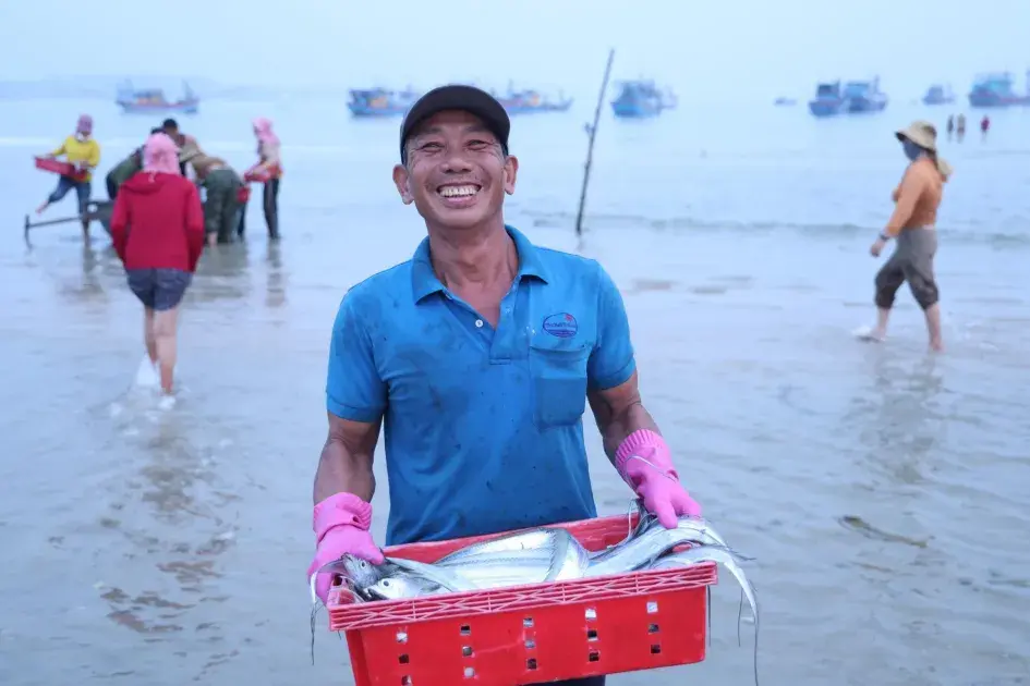Chợ cá bên mép sóng