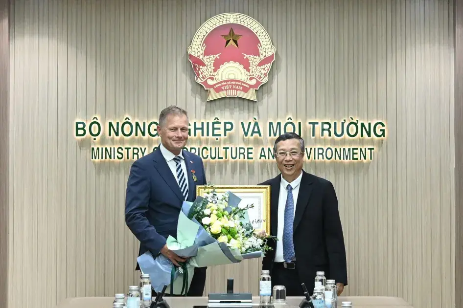 Trao kỷ niệm chương “Vì sự nghiệp Nông nghiệp và Môi trường” cho Đại sứ Đan Mạch tại Việt Nam