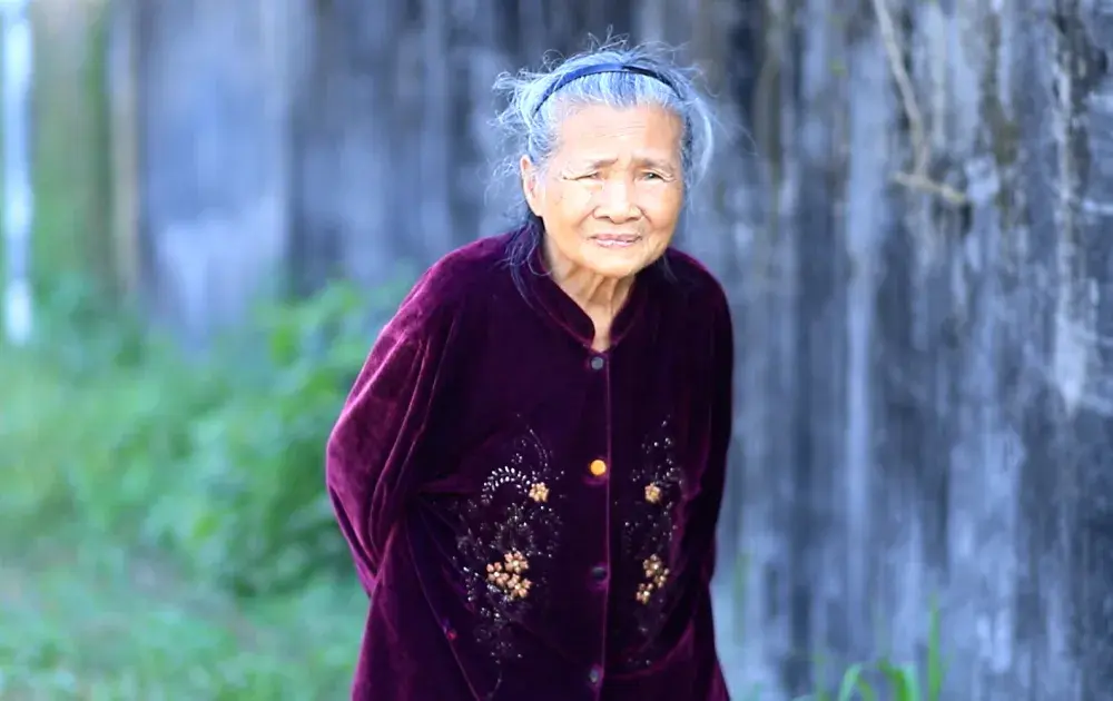 Cụ bà hiến đất làm cầu, xóa "điểm nghẽn" mùa lũ