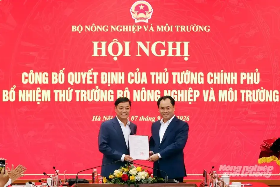 Trao Quyết định của Thủ tướng Chính phủ bổ nhiệm Thứ trưởng Bộ Nông nghiệp và Môi trường