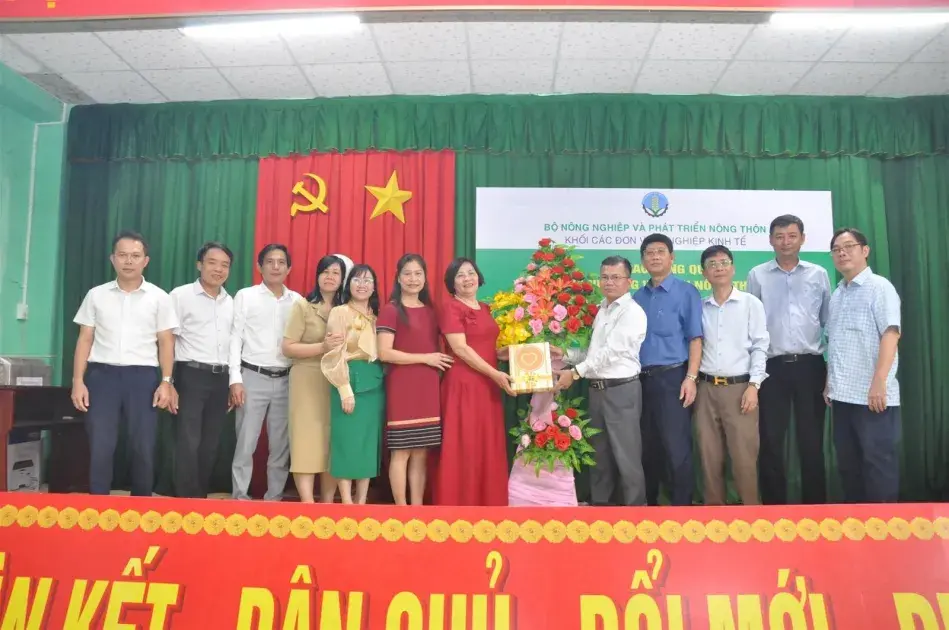 Khối các đơn vị sự nghiệp kinh tế hỗ trợ xã Vị Đông - Hậu Giang về đích xây dựng nông thôn mới