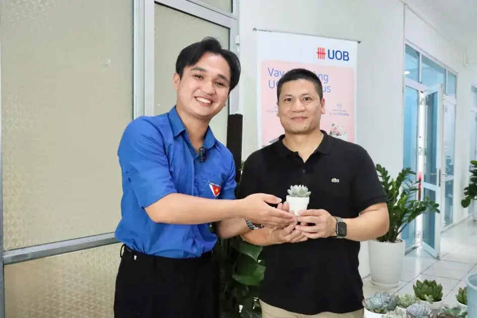 Pin cũ đổi “mầm xanh” tạo môi trường làm việc trong lành