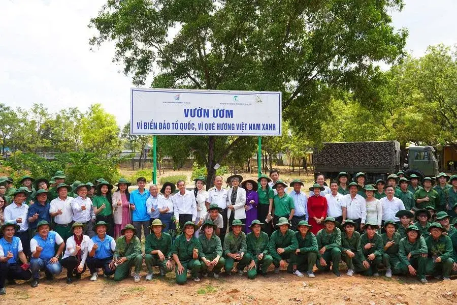 Khen thưởng các tổ chức, cá nhân tiêu biểu trong chương trình “Xanh hóa Trường Sa”