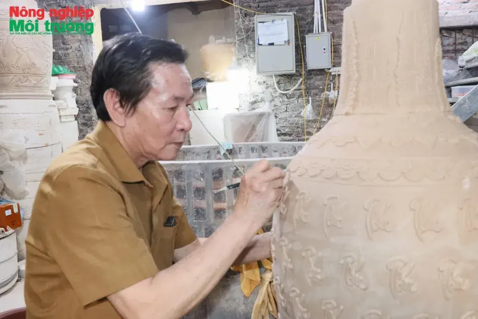 Nghệ nhân Nhân dân Trần Độ và hành trình giữ hồn men cổ Bát Tràng