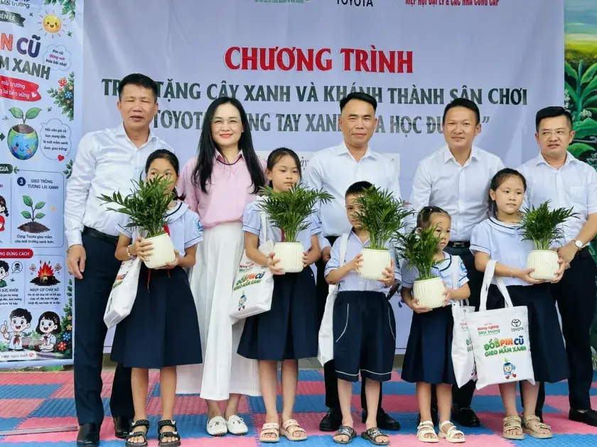 Tạp chí Nông nghiệp và Môi trường và Công ty Ô tô Toyota Việt Nam tổ chức chương trình xanh hóa học đường tại Quảng Trị