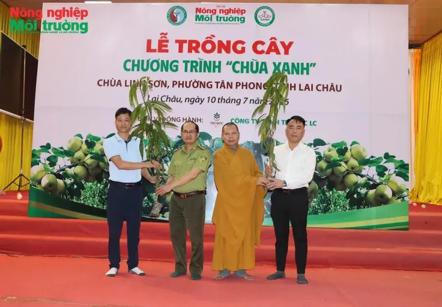 Tạp chí Nông nghiệp và Môi trường trồng cây chương trình "Chùa xanh" tại chùa Linh Sơn, Lai Châu
