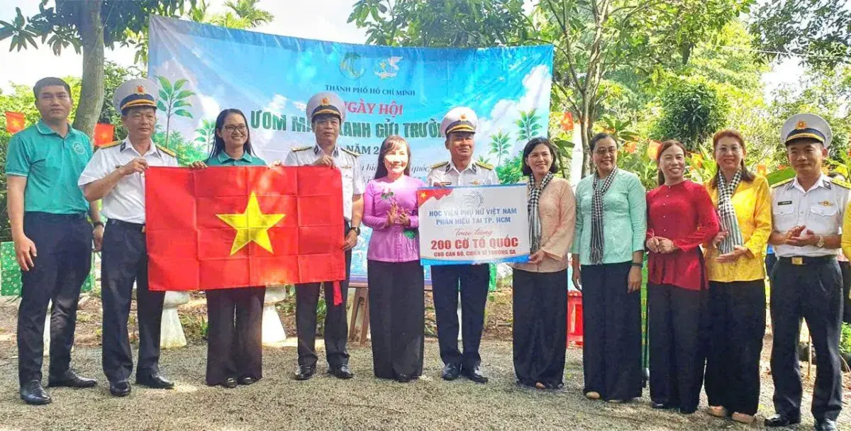 Ấm áp ngày hội “Ươm mầm xanh gửi Trường Sa”