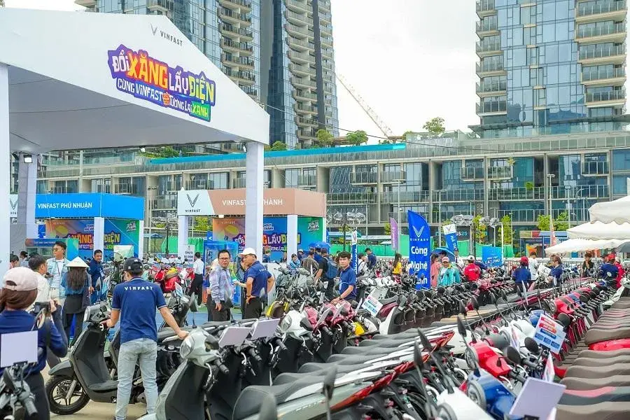 Chuỗi sự kiện “Đổi xăng lấy điện” của VinFast, đưa xe máy điện tới gần hơn với người dùng