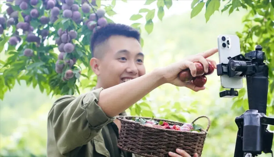 Từ bờ ruộng đến “phim trường” livestream: Khi người nông dân tự mở lối ra cho nông sản