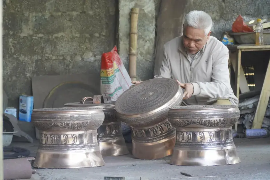 Người kể chuyện bằng đồng ở làng Trà Đông