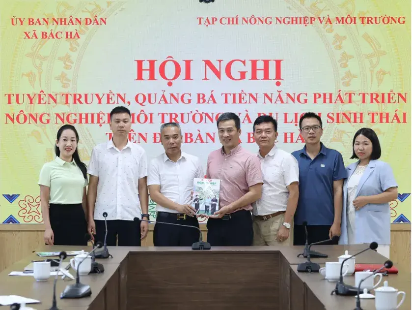 Tạp chí Nông nghiệp và Môi trường đồng hành cùng xã Bắc Hà lan tỏa giá trị xanh