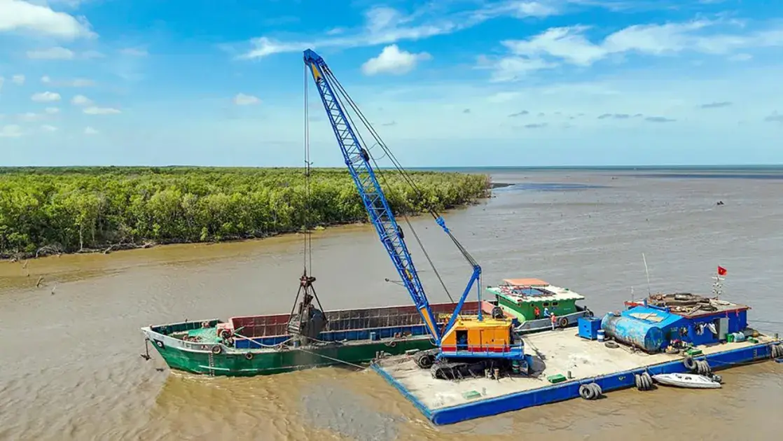 Nạo vét bờ biển, tăng sức chống chịu cho tỉnh Cà Mau