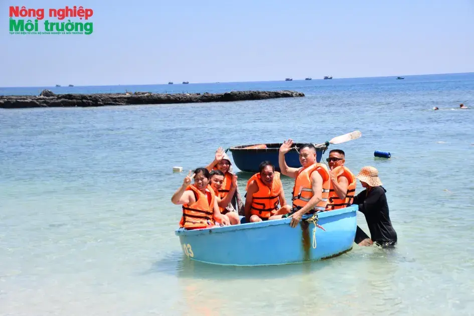 Ngư dân làm du lịch - cần bệ đỡ để phát triển bền vững