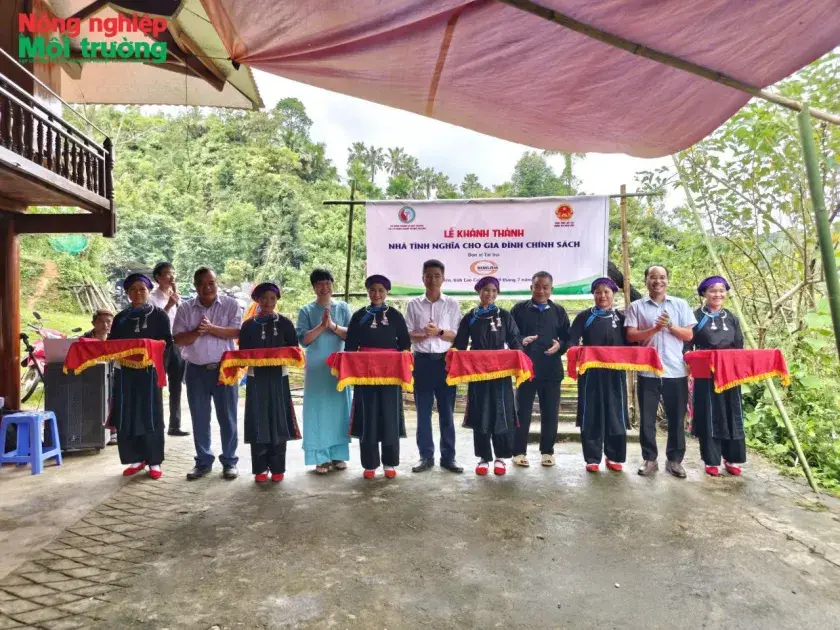 Tạp chí Nông nghiệp và Môi trường tổ chức bàn giao nhà tình nghĩa cho hộ gia đình chính sách tại Lào Cai